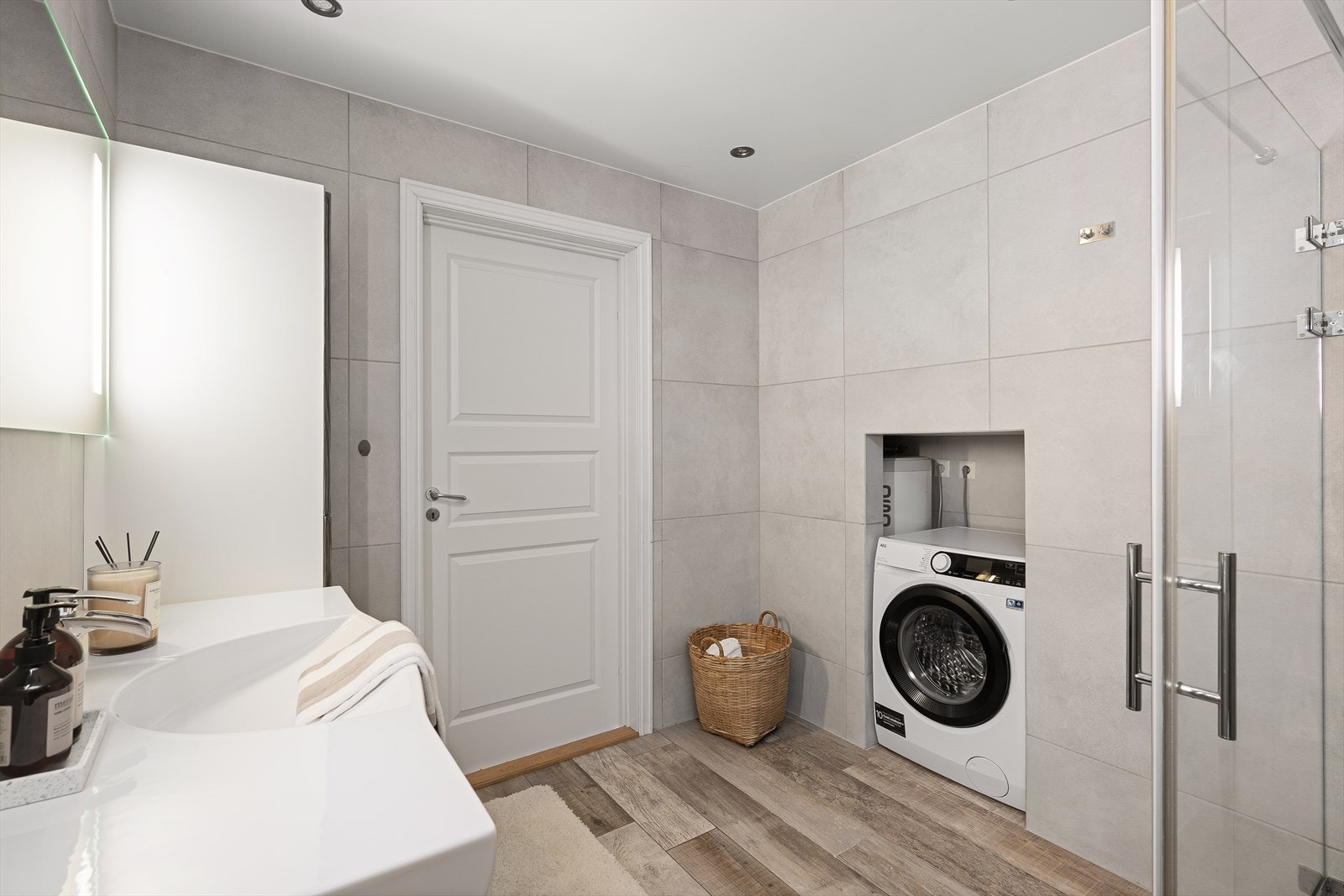 Det er også varmtvannsbereder og opplegg for vaskemaskin. Galleribilde