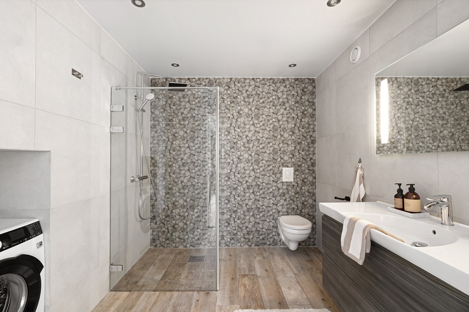 Badet er stort og lyst med varmekabler i gulv. Galleribilde