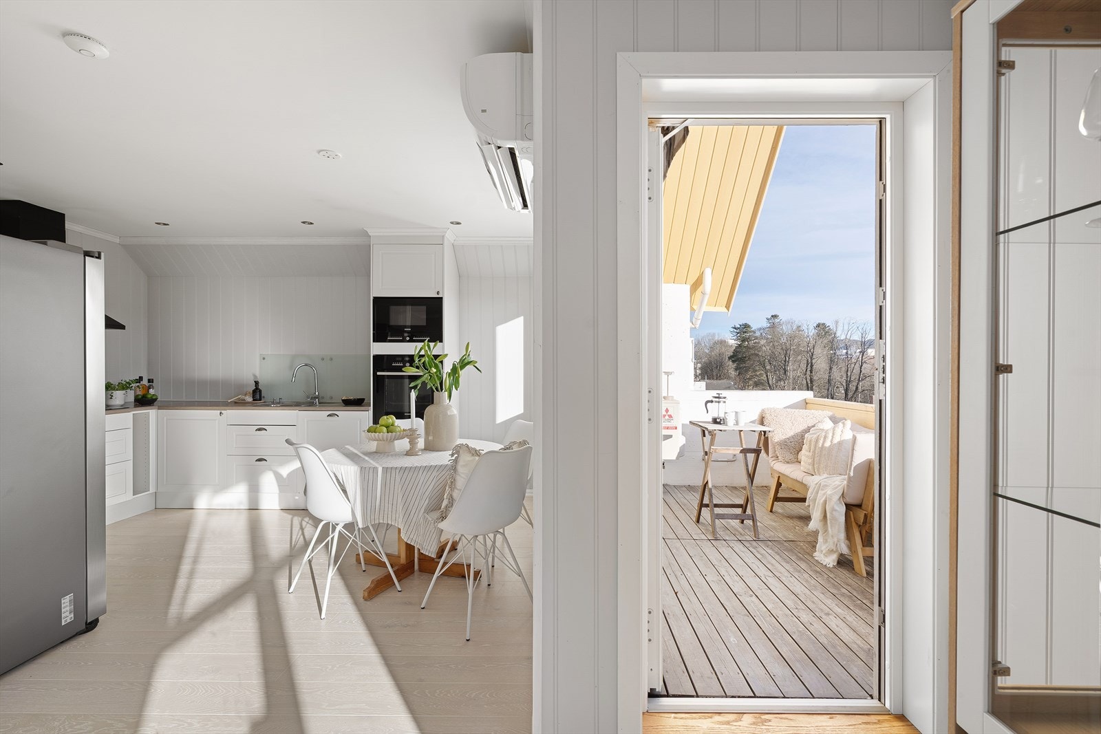 Fra stuen kan du sige sømløst ut til leilighetens balkong. Galleribilde