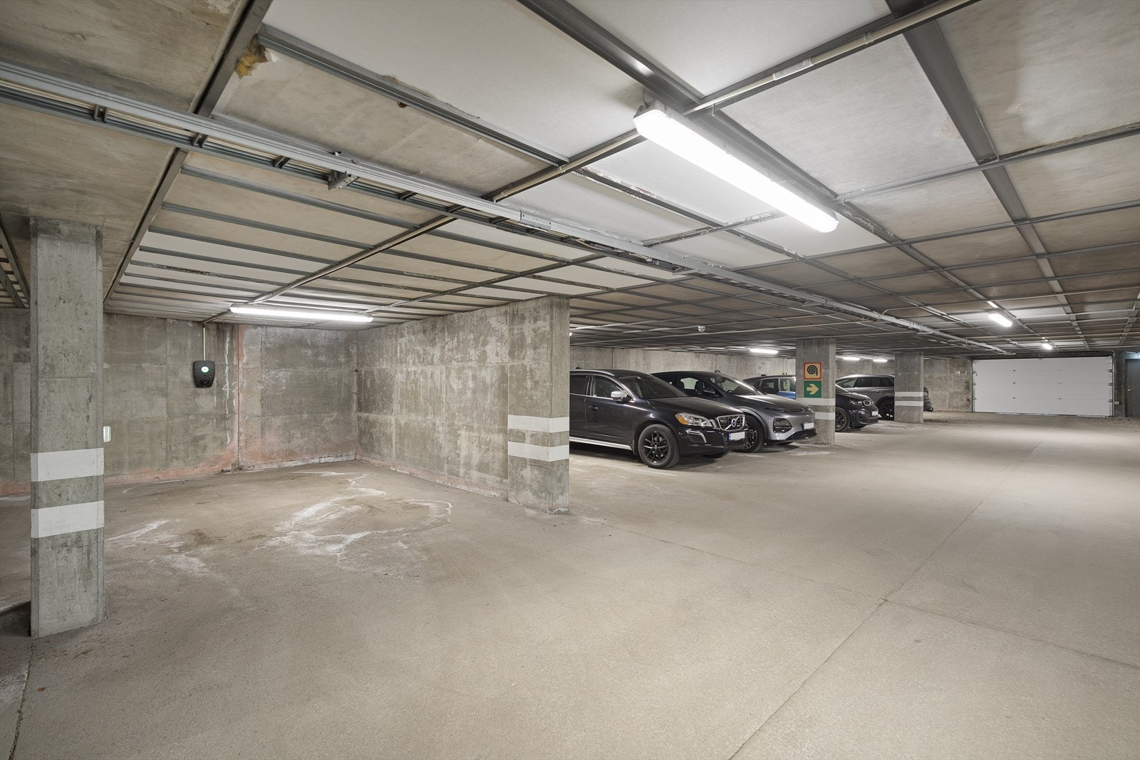 Leiligheten har en egen parkeringsplass i lukket garasjeanlegg. Galleribilde