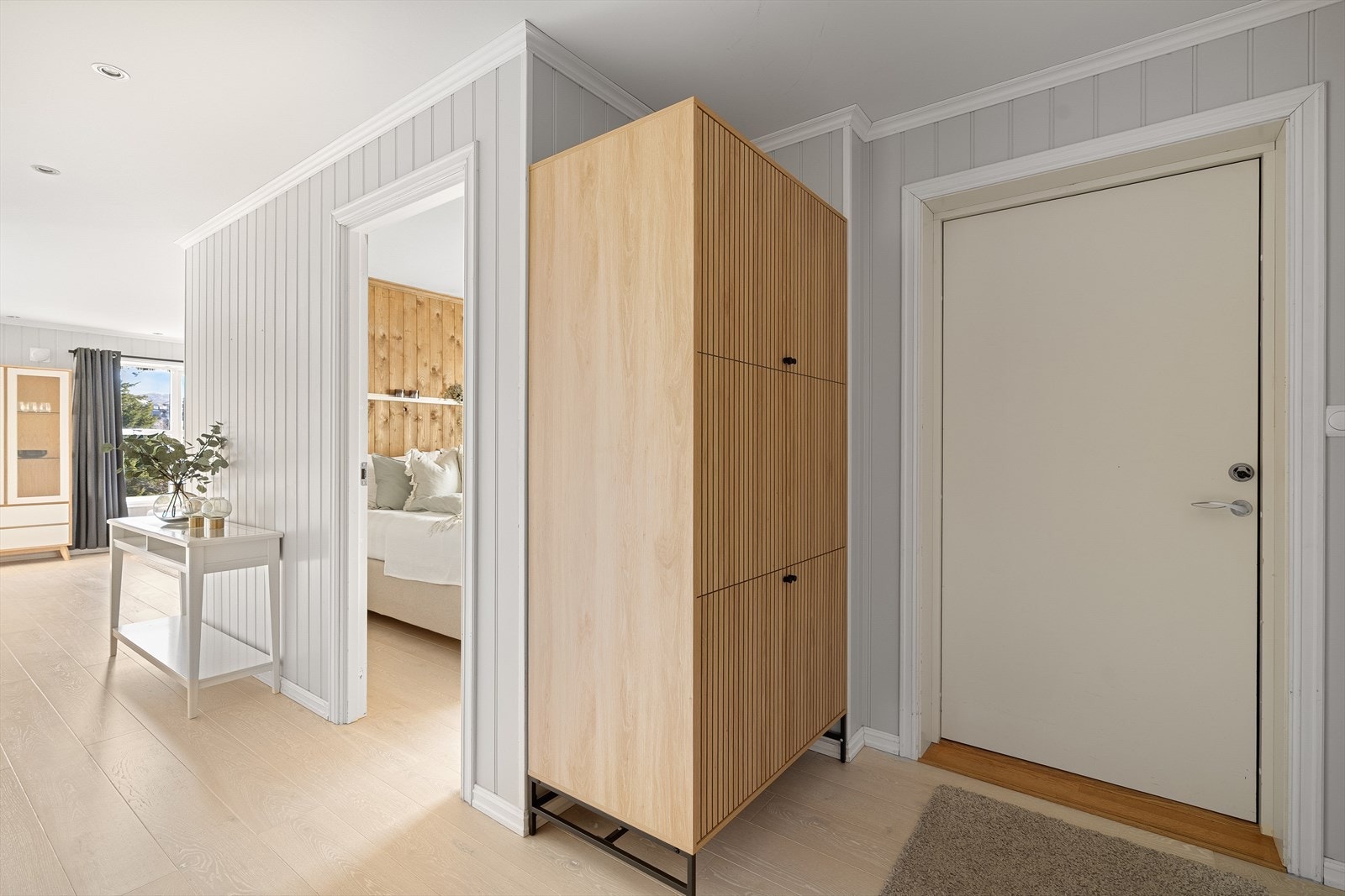 Hjertelig velkommen hjem! I det du trer over dørstokken blir du møtt av en romslig gang med oppbevaringsplass. Galleribilde