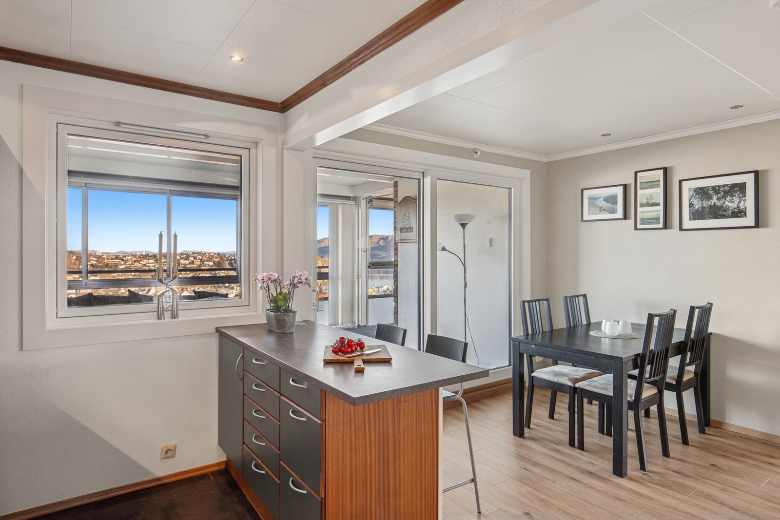 Leiligheten har stue og kjøkken i åpen løsning. Galleribilde