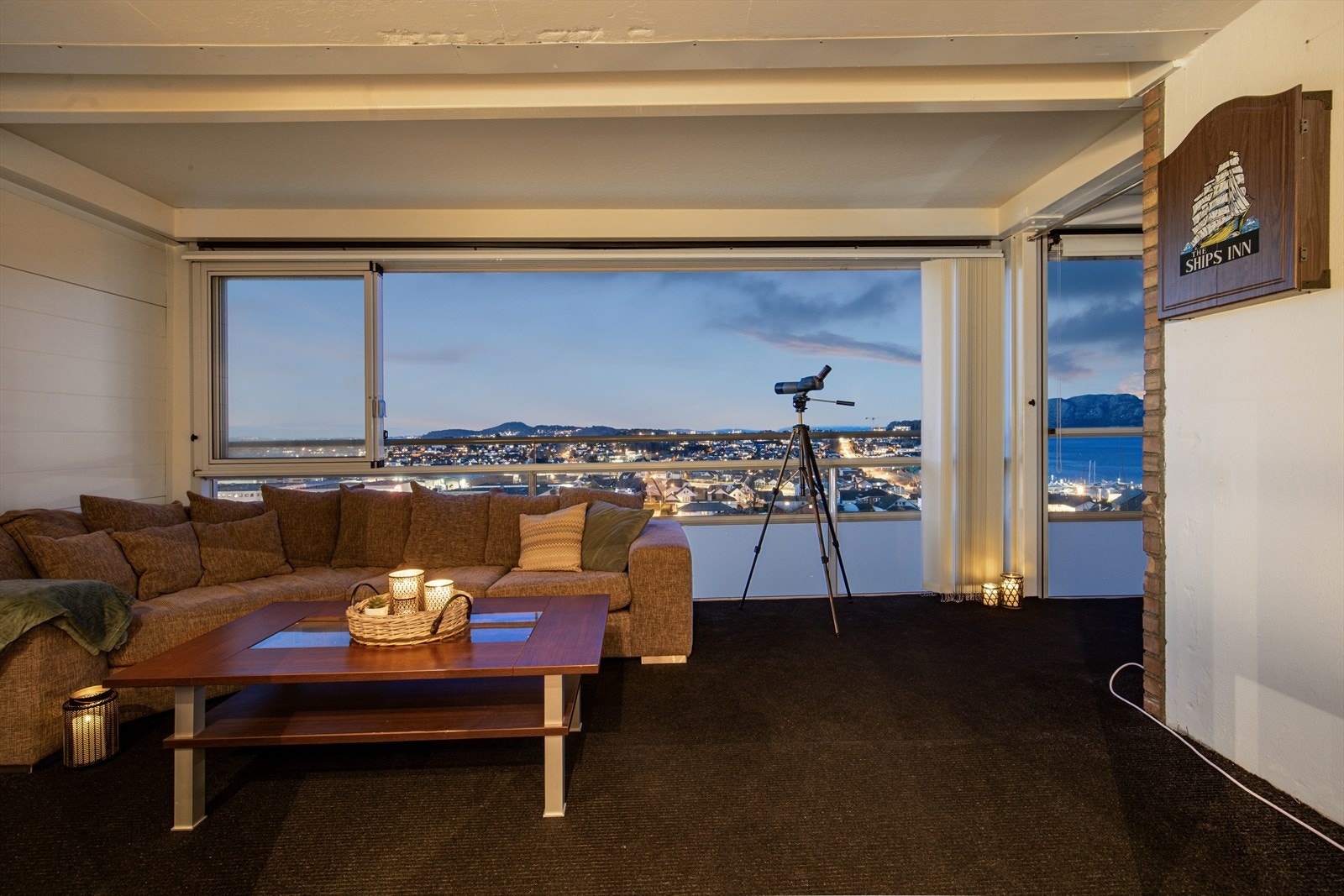 Stue og innglasset balkong med fenomenalt fin utsikt over Gandsfjorden. Galleribilde