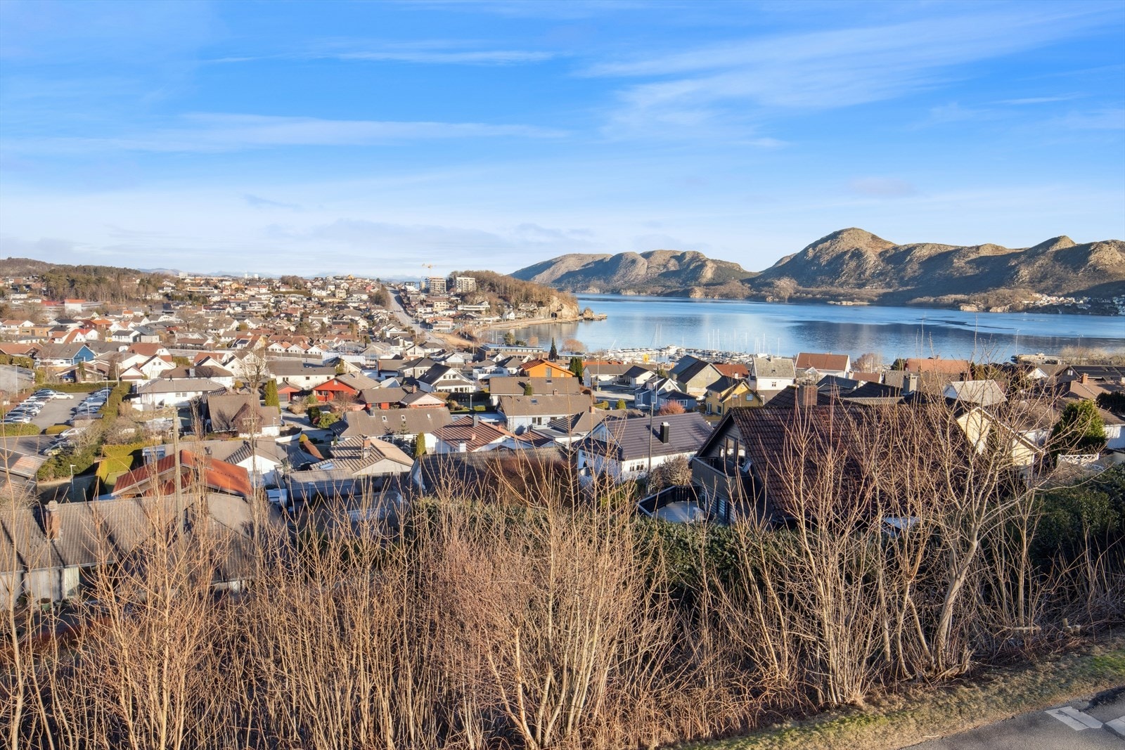 Sandnes sentrum som ligger circa 30 minutters gange fra boligen byr på folkeliv og alt du trenger av servicetilbud. Nærområdet har dagligvare i kort avstand fra boligen. Galleribilde