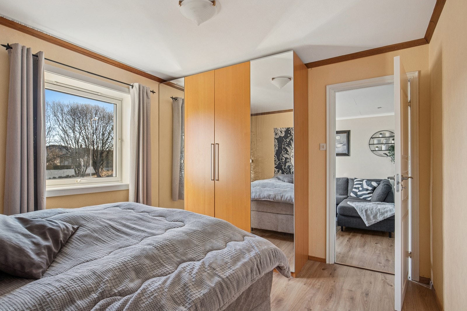 Hovedsoverommet er av god størrelse og utstyrt med store garderobeskap. Galleribilde