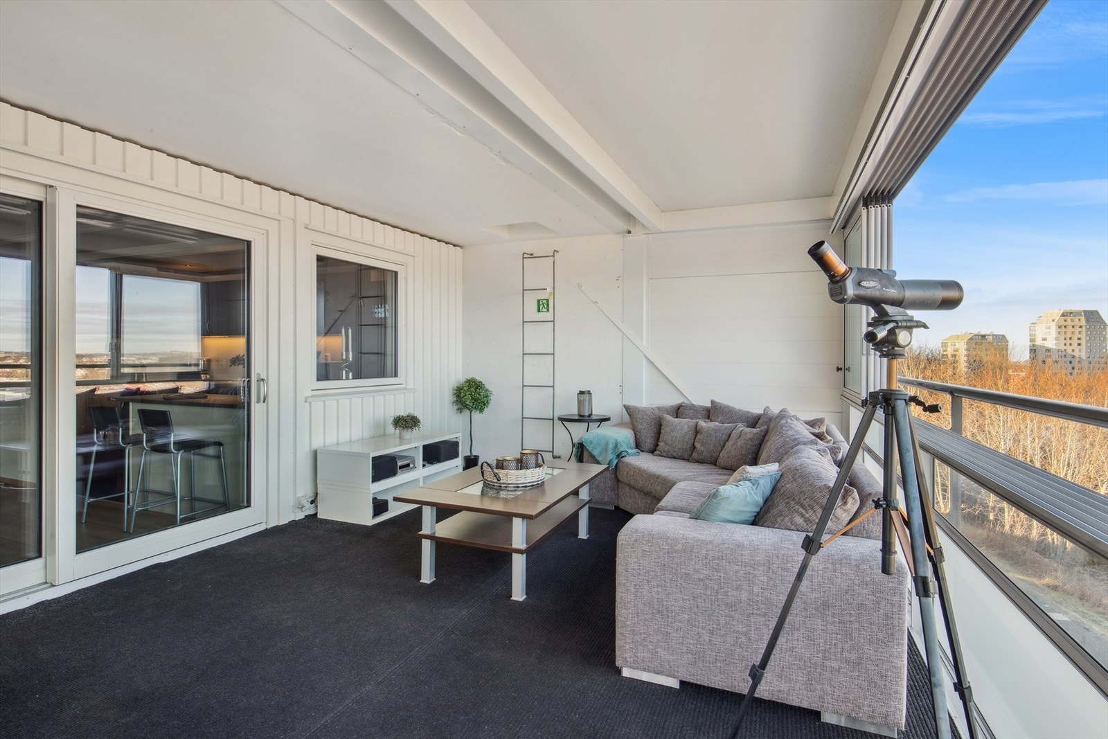 Sjelden stor balkong som kan brukes mesteparten av året. Galleribilde