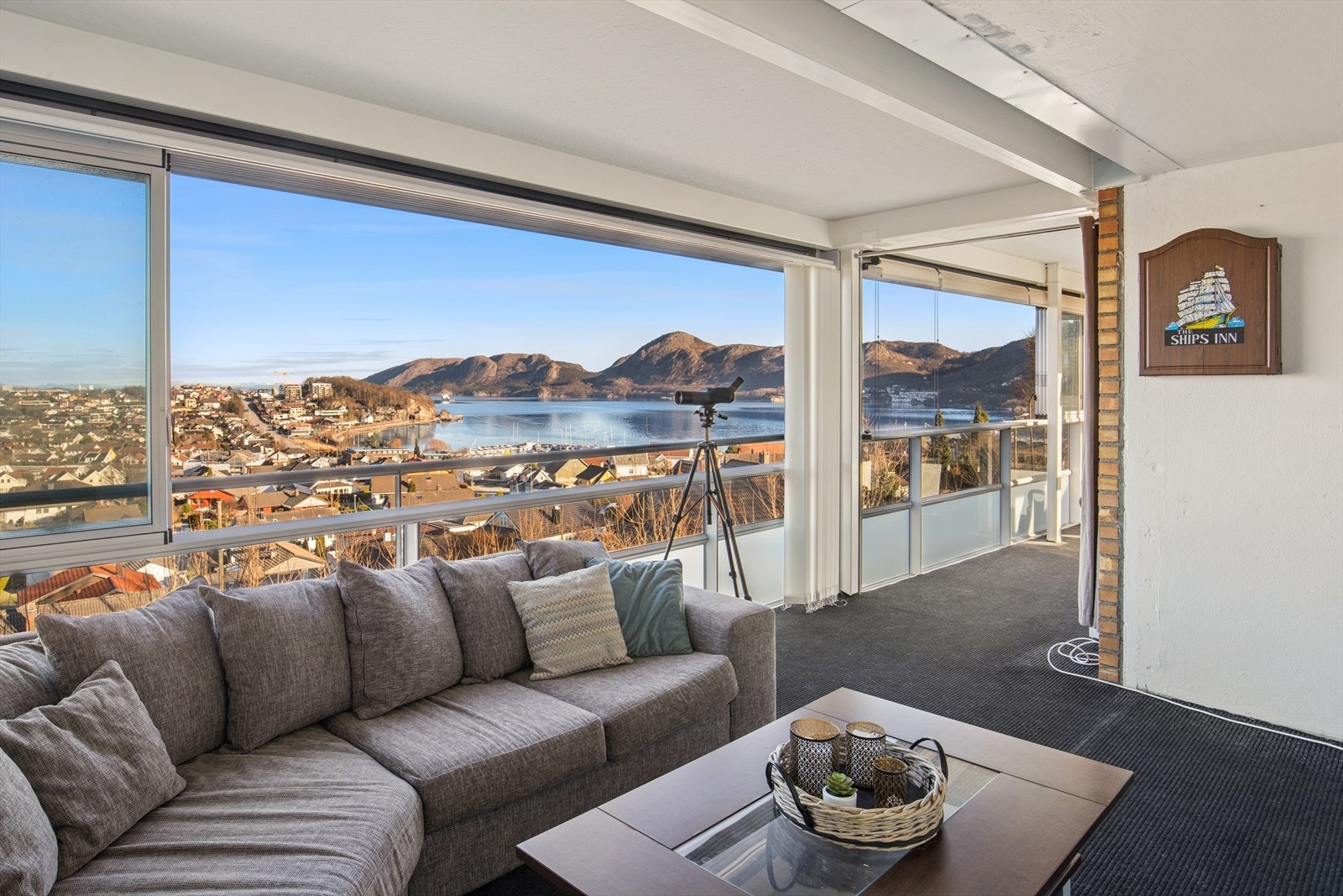 Fra stuen kommer man ut til en stor, innglasset terrasse på hele 29 kvm. Galleribilde