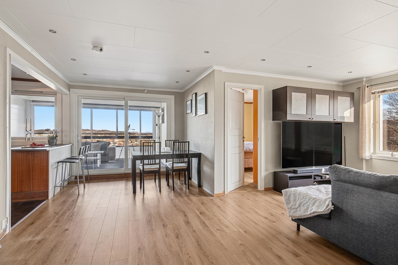 Her har du naturlig plass til både spisestue og TV-krok, i tillegg til store vindusflater med nydelig utsikt mot Gandsfjorden. Galleribilde