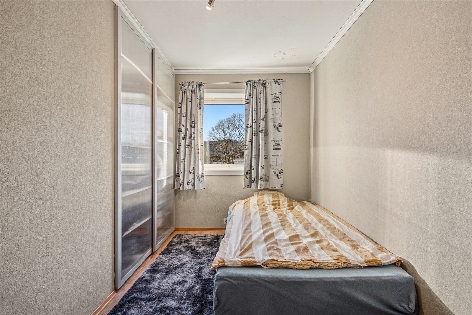 Det andre soverommet er noe mindre, men passer godtnsom barnerom, gjesterom eller kontor. Galleribilde