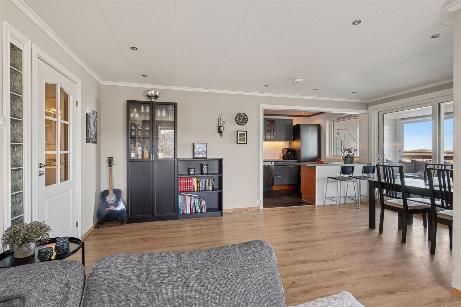 Moderne og lys 4-roms i byggets første etasje. Galleribilde