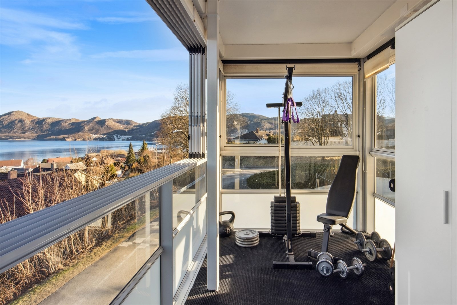 Balkongen ligger har store vindusflater som kan åpnes helt opp. Galleribilde