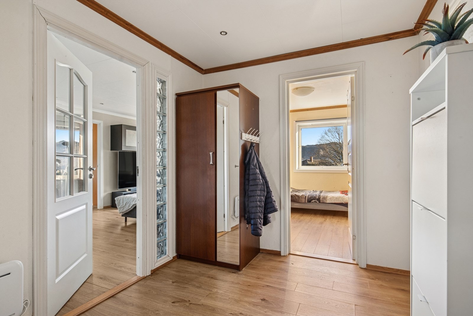 Romslig entré med god plass til oppbevaringsløsninger. Galleribilde