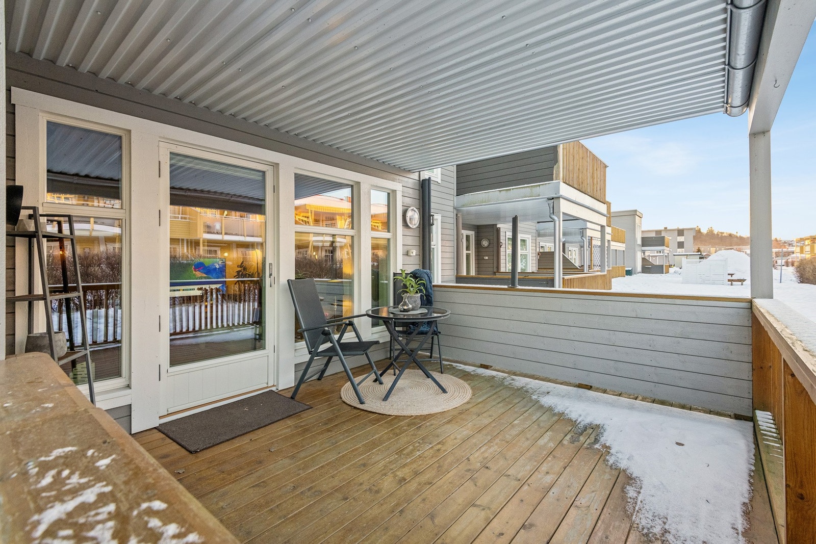 Fra stuen har man utgang til en romslig terrasse, med direkte adkomst til plen og fellesareal. Galleribilde