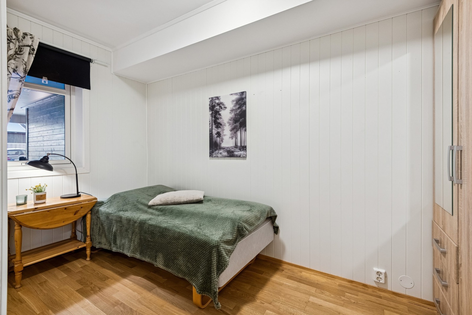 Soverom nr. 2 på ca. 7 kvm - perfekt som gjesterom, barnerom, kontor eller garderobe. Galleribilde