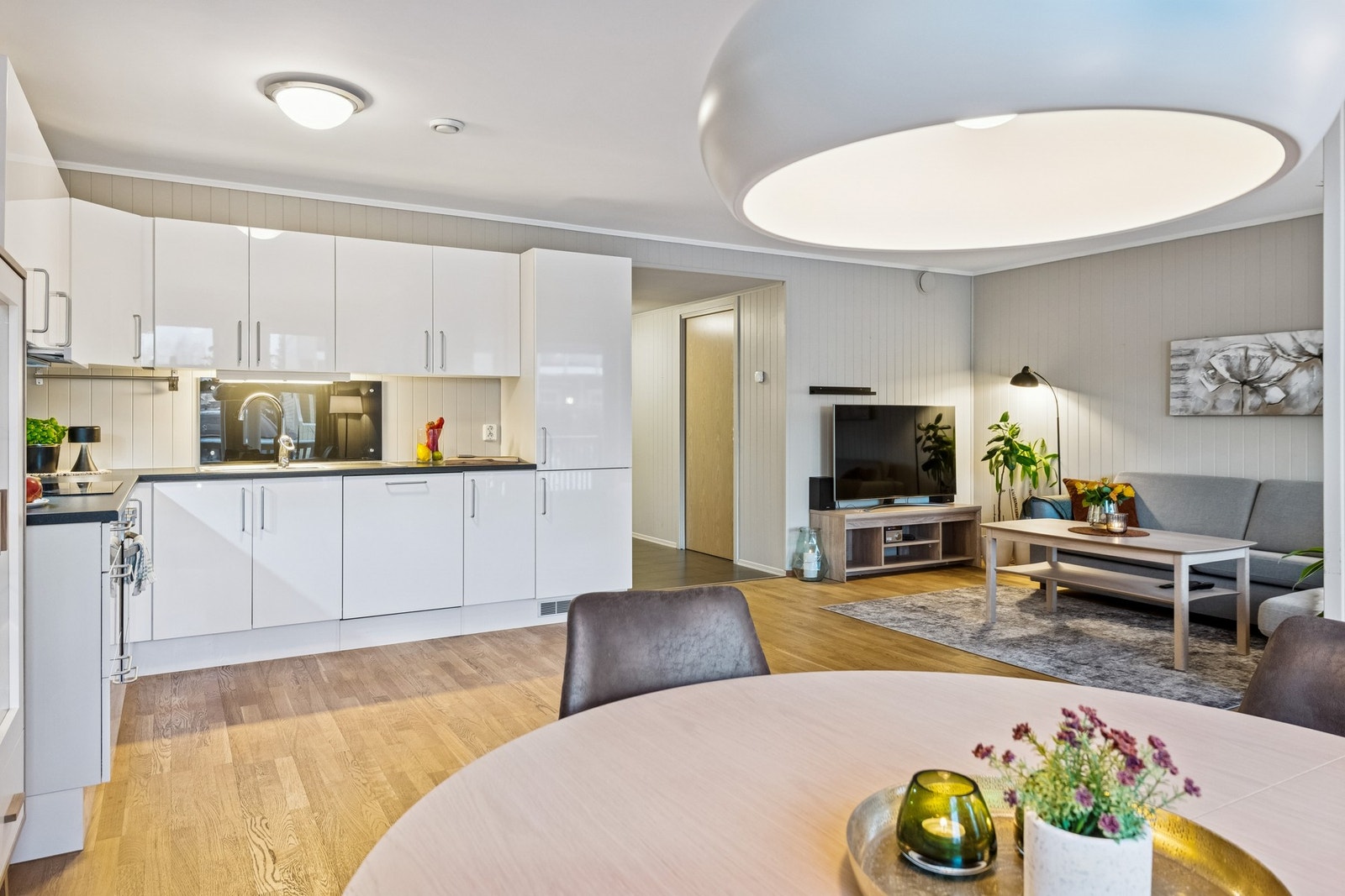 Åpen løsning mellom kjøkken og stue skaper en god og luftig atmosfære. Galleribilde