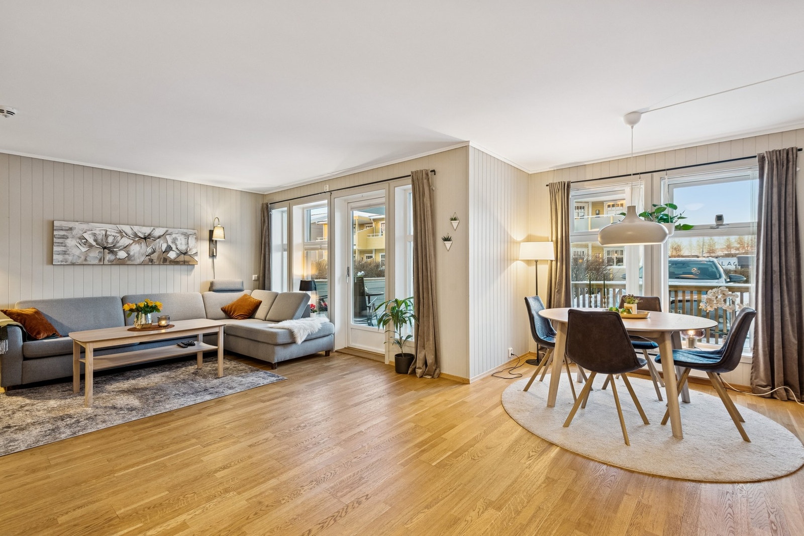 Lys og åpne stue med god plass til både sofagruppe og spisegruppe. Galleribilde