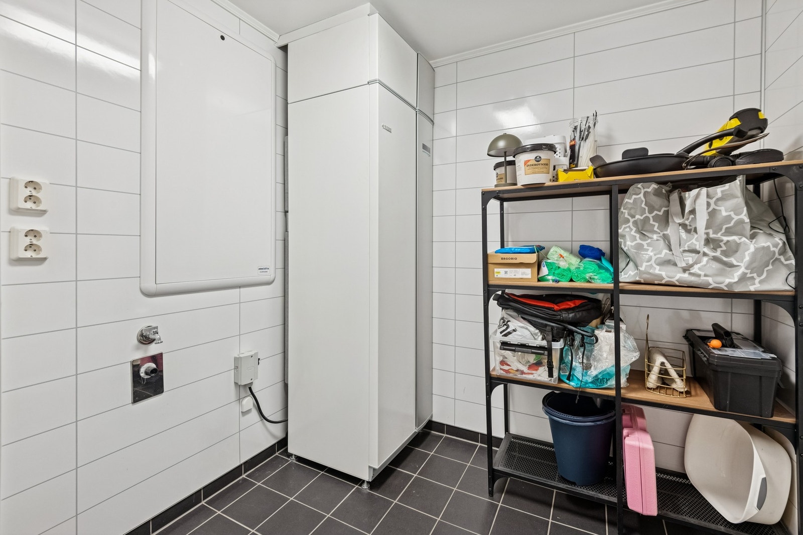 Teknisk rom/bod med god lagringsplass. Galleribilde