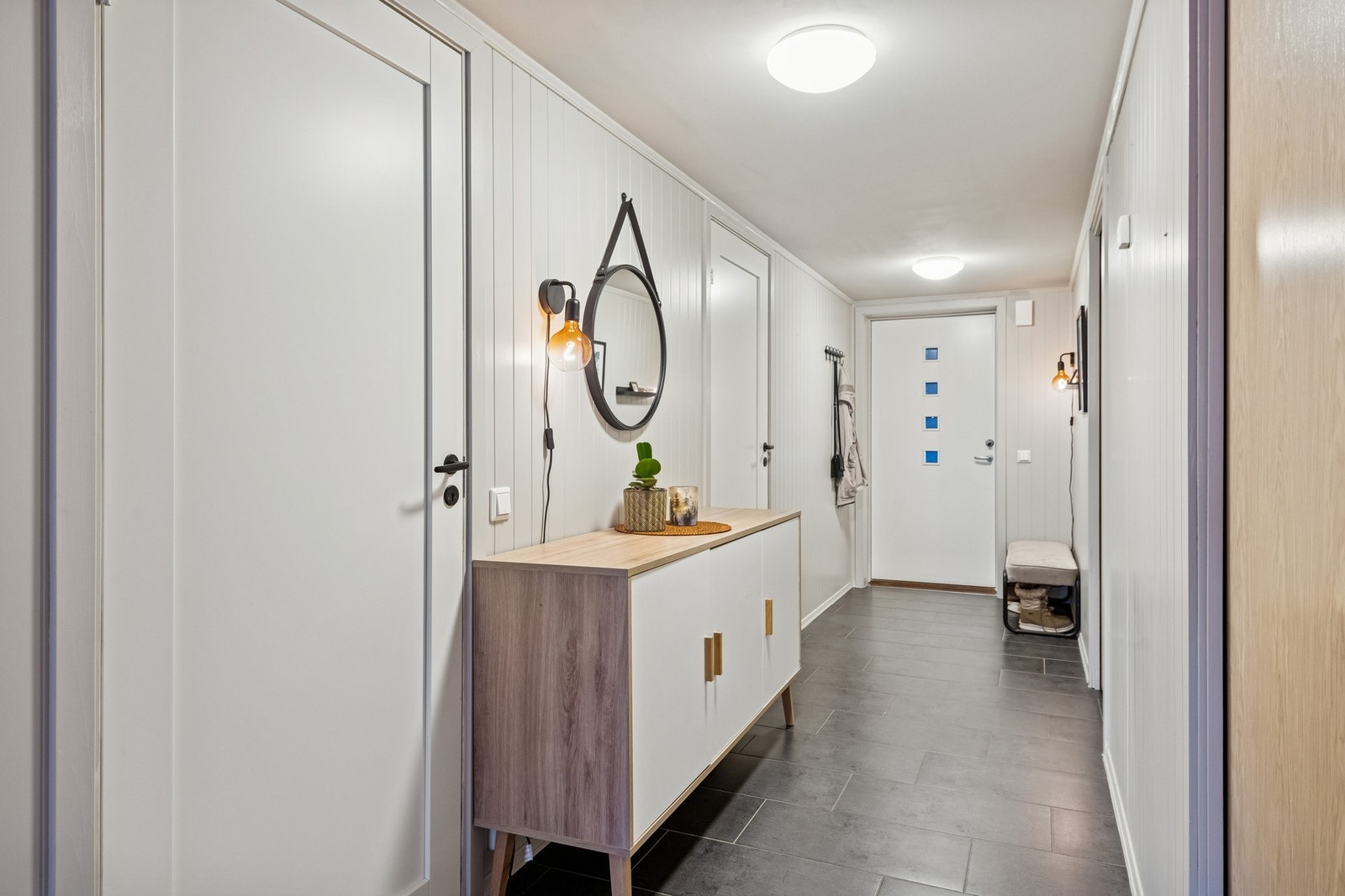Romslig gang med god plass til oppbevaringsmøbel og oppheng. Galleribilde