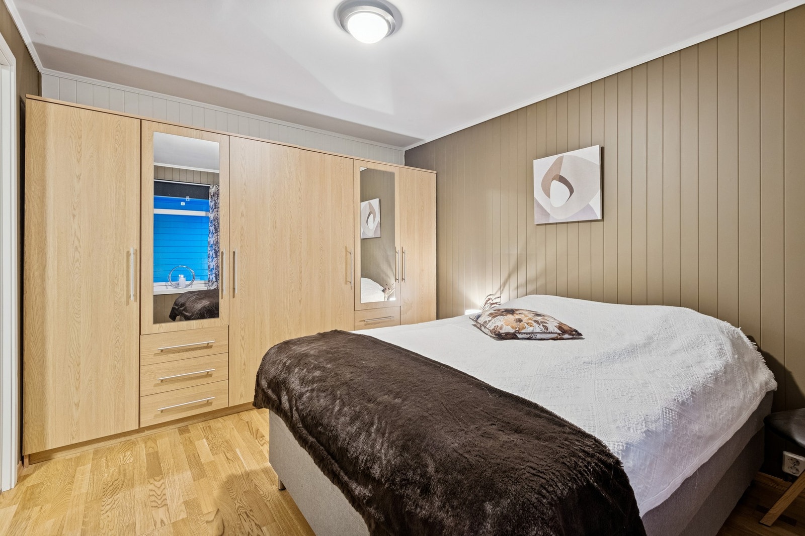 Hovedsoverom med god lagringsplass i garderobeløsning. Galleribilde