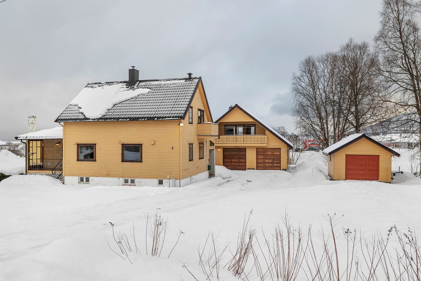 Parkering til flere biler i avkjøring og i garasje Galleribilde
