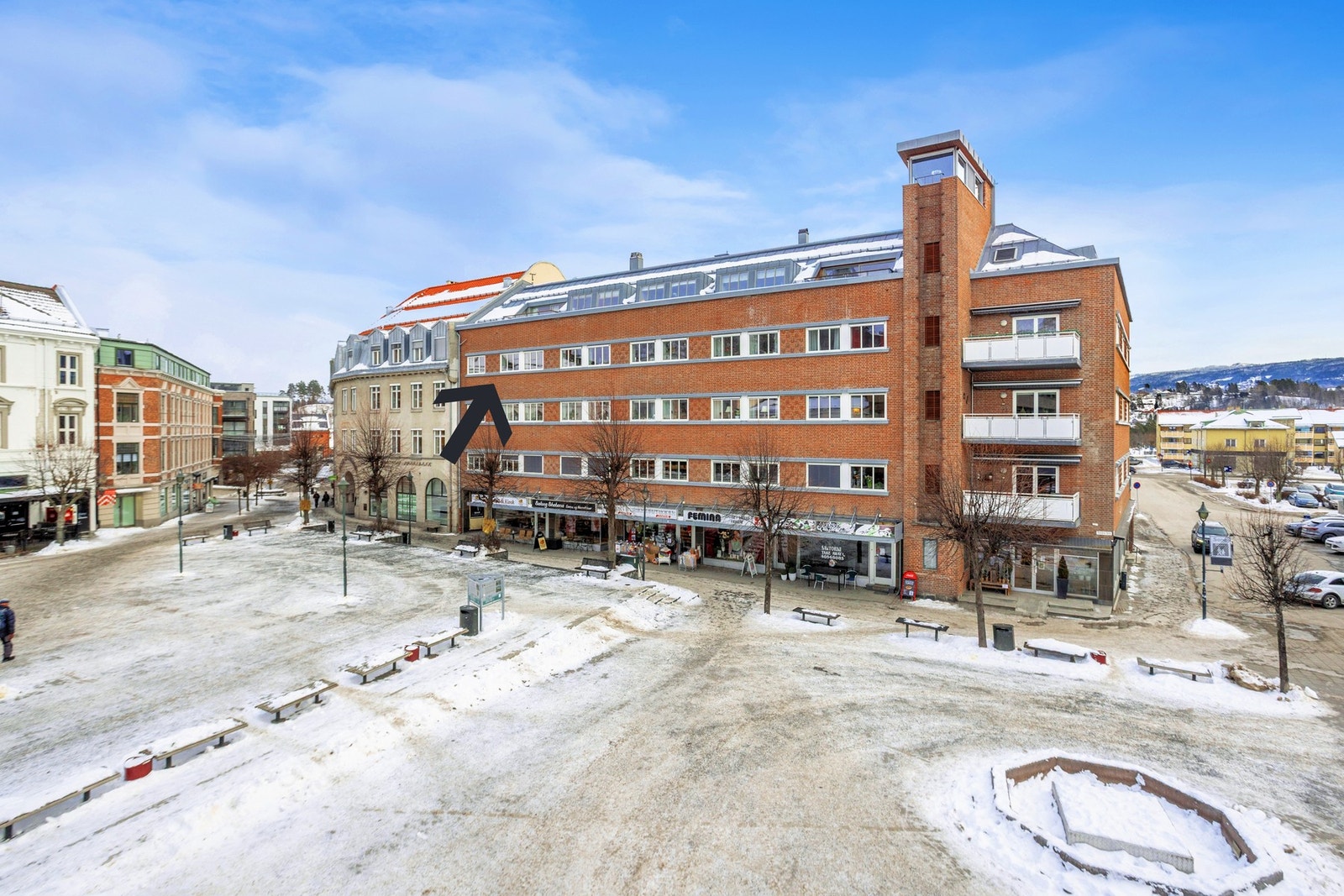 Velkommen til en lys og innbydende 2-roms leilighet i 4. etasje med sentral beliggenhet midt på torvet i Hønefoss. Galleribilde