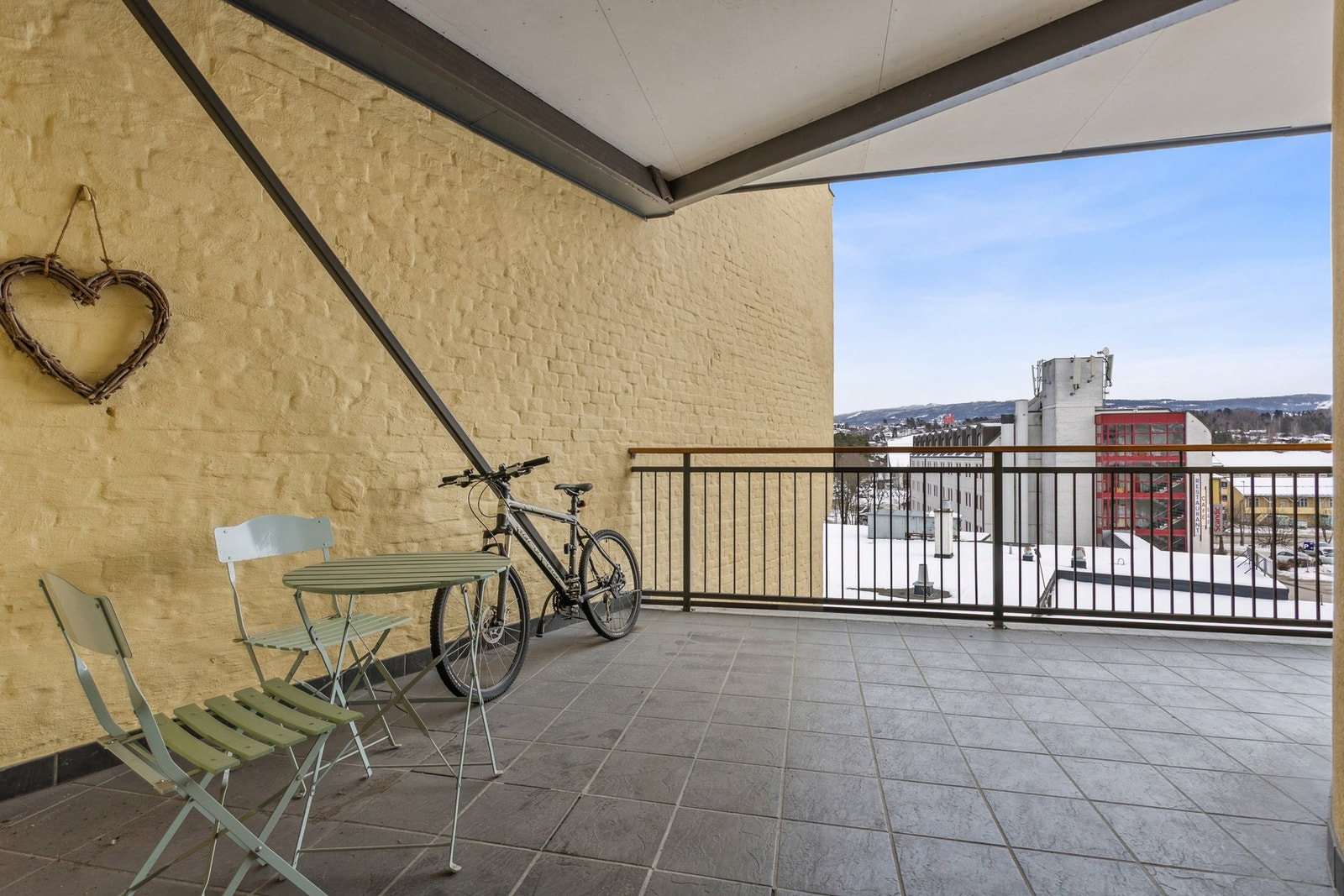 Overbygget terrasse med god plass til utemøbler og hyggelig utsyn. Galleribilde