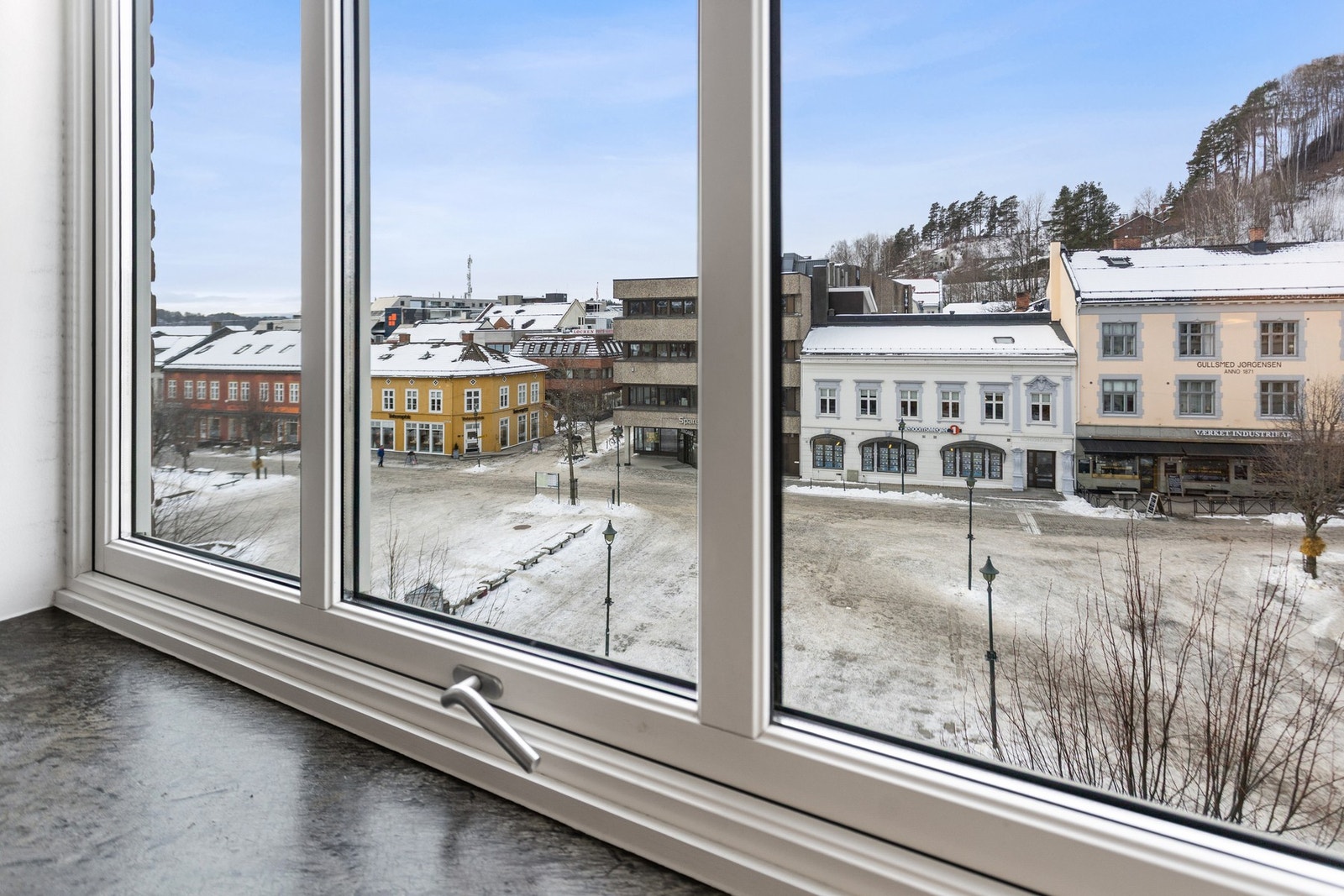 Utsikt over torvet fra leiligheten. Galleribilde