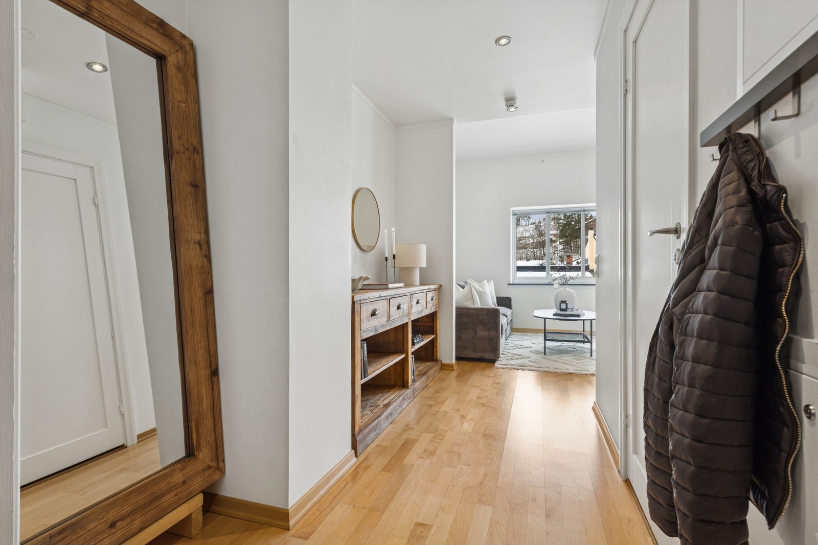 Velkommen inn - en lys entré med fin plass til å hensette sko og yttertøy. Galleribilde