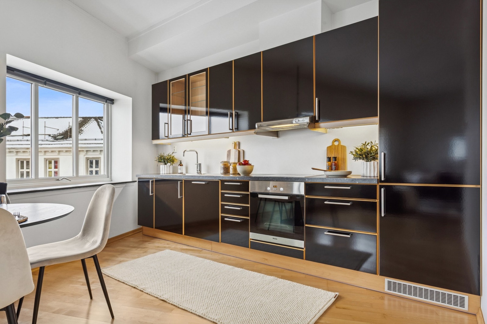 Et pent HTH kjøkken som har godt med skap- og benkeplass. Galleribilde