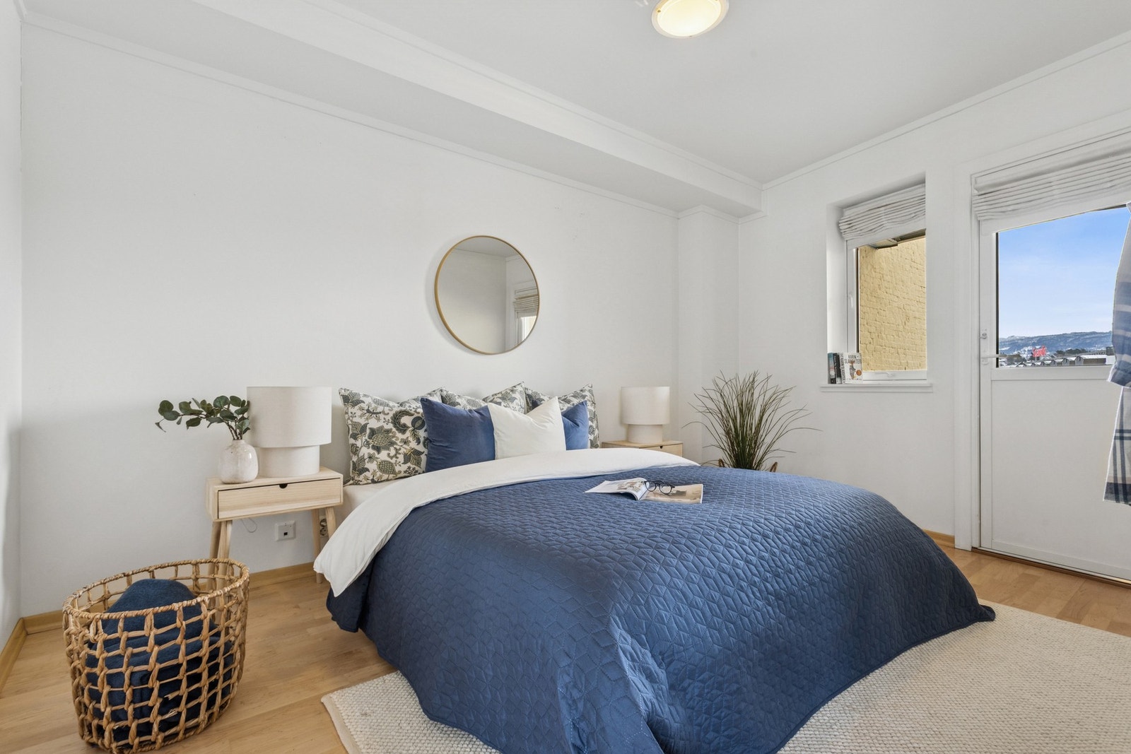 Et lyst og innbydende soverom med fin plass til dobbeltseng. Utgang til terrasse fra soverommet. Galleribilde