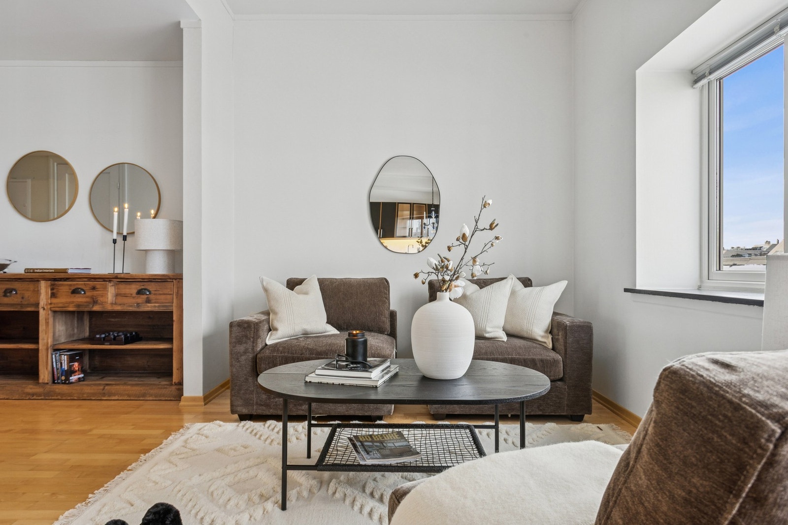 Lys og moderne stue i åpen løsning. Galleribilde