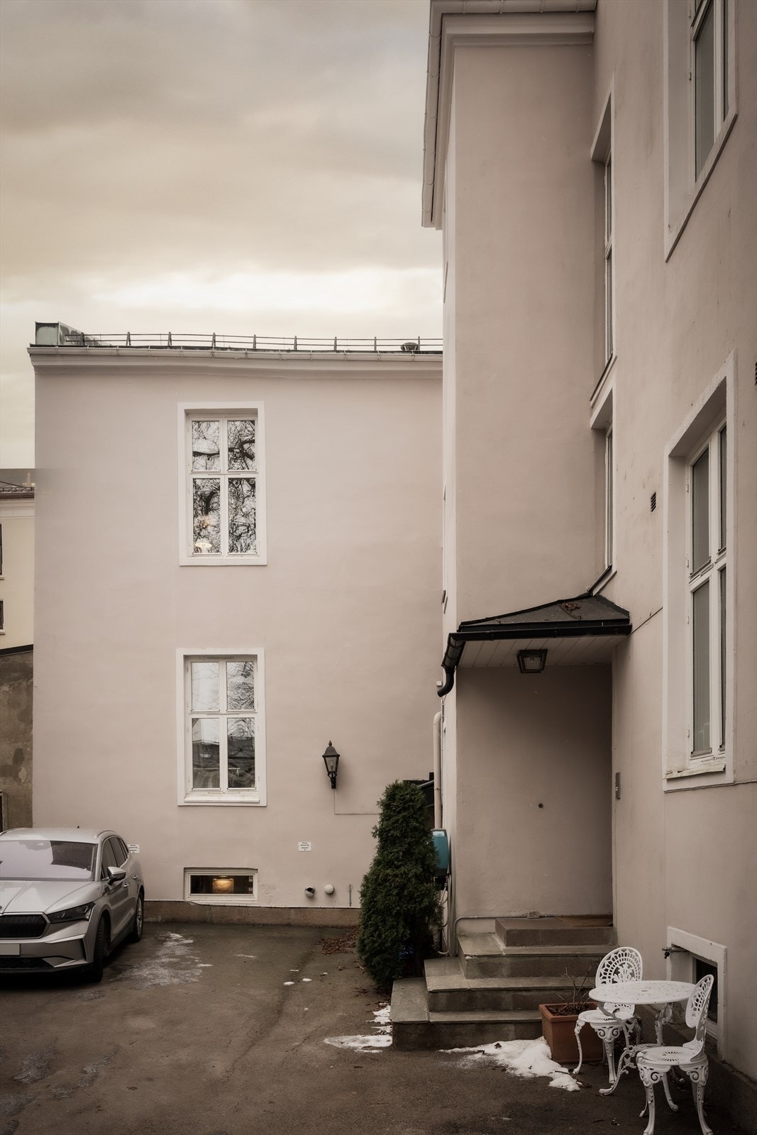 P-plass nr. 9 på gårdsplass med strømuttak. Galleribilde