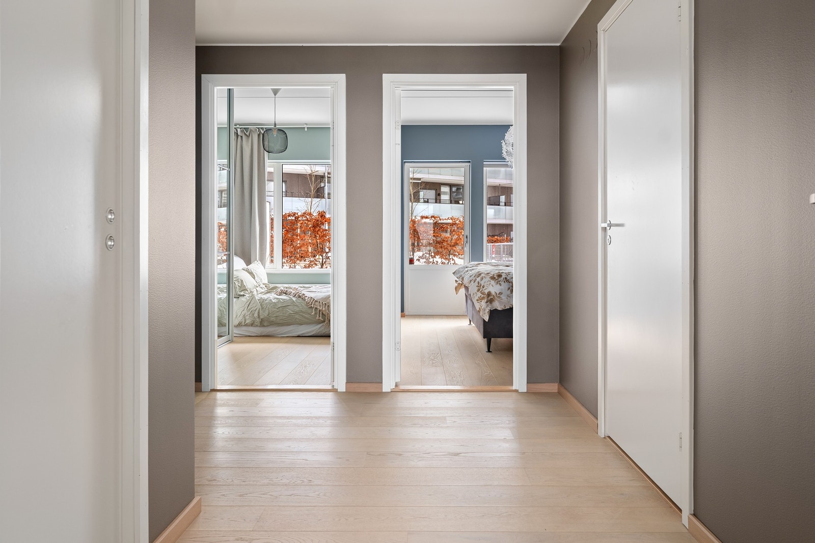 Både vinduer, terrassedør og balkongdør har 3-lags isolerglass og er utstyrt med utvendig aluminiumsbekledning for redusert vedlikeholdsbehov. Galleribilde