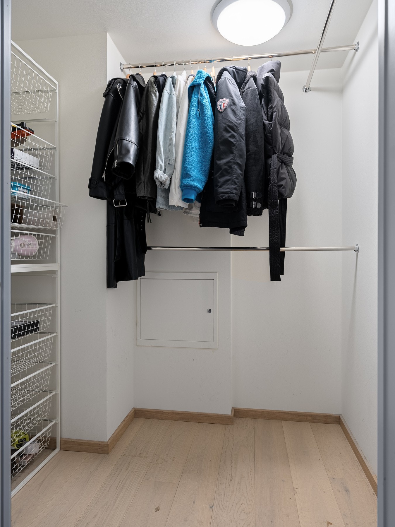 Inneboden er innredet som garderoberom. Andelen har i tillegg bruksrett til kjellerbod. Galleribilde