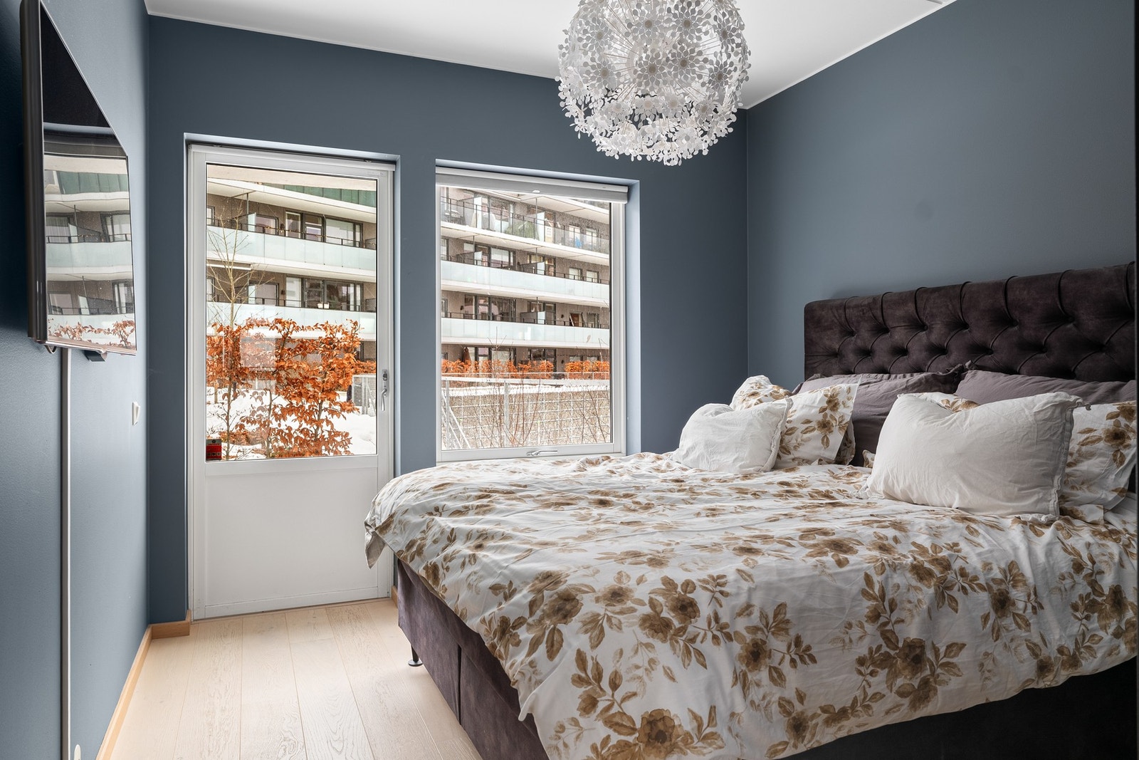 Romslig hovedsoverom med plass til stor dobbeltseng. Galleribilde