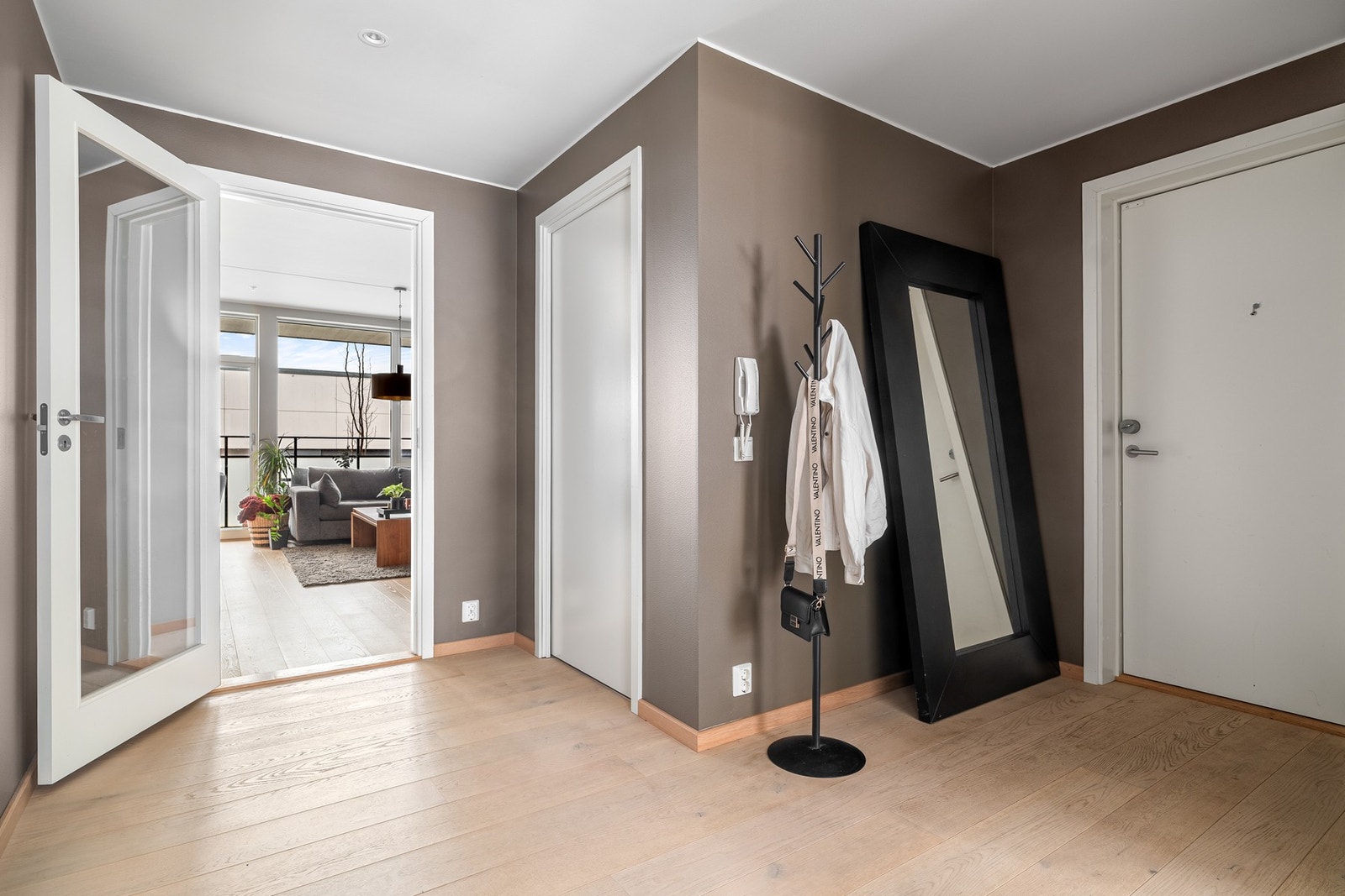 Romslig entré med dørcalling og plass til kommode / garderobeskap. Galleribilde