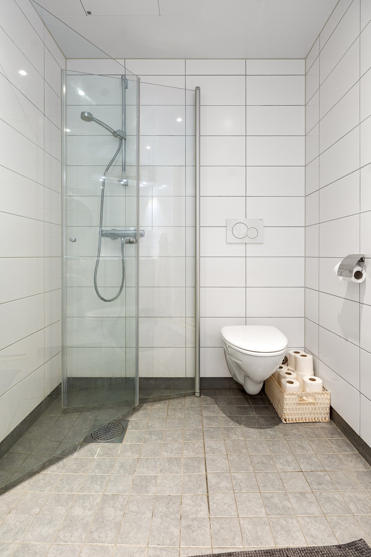 Dusj med innfellbare glassvegger er praktisk for å øke romfølelsen. Galleribilde