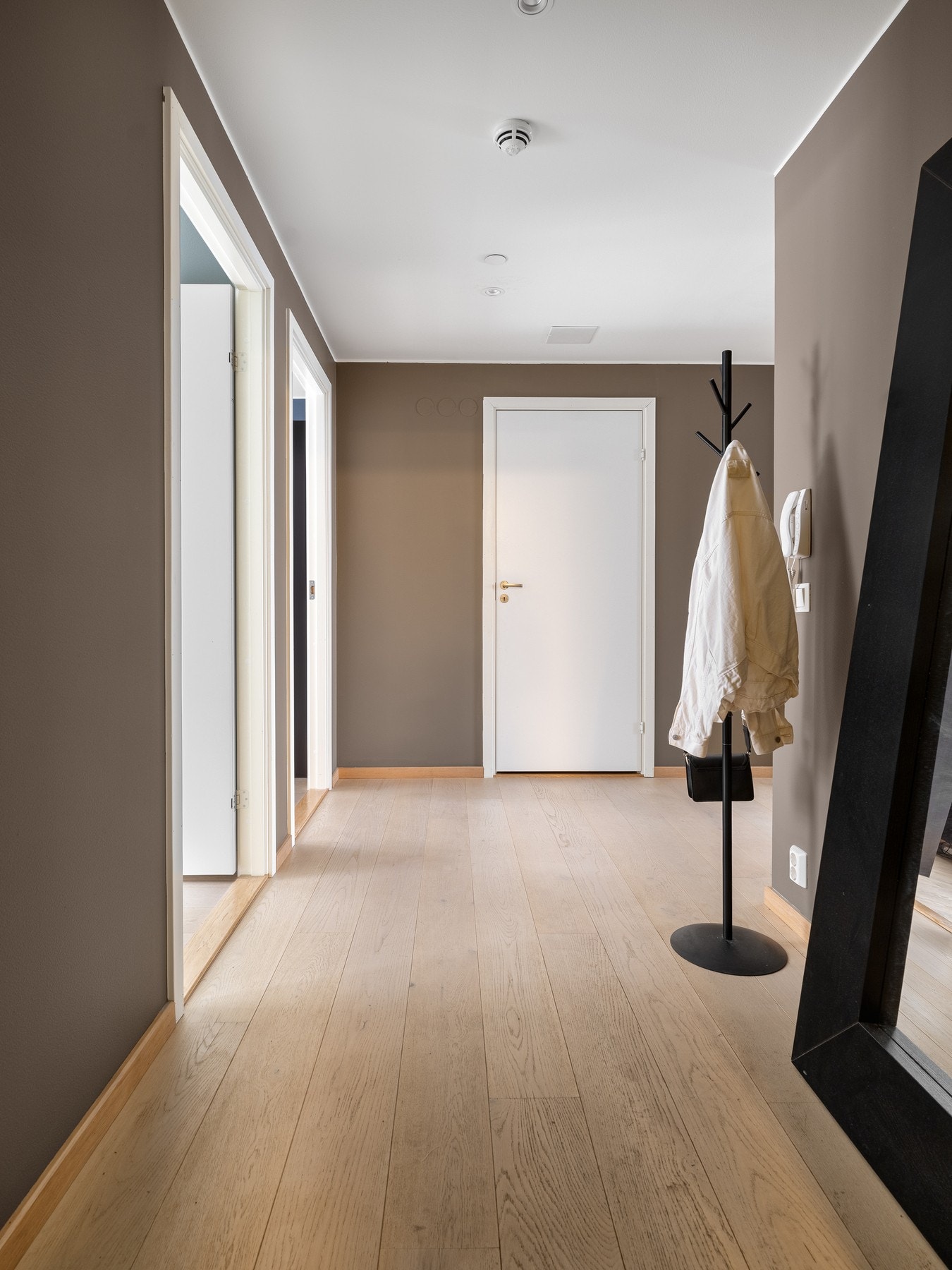 Gulvoverflater består av 1-stav eikeparkett. Nymalte veggoverflater i 2025. Galleribilde