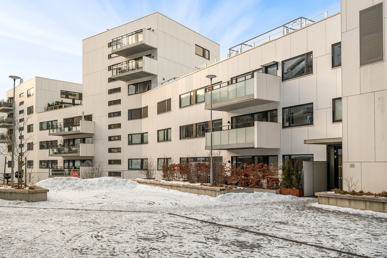 Moderne boligblokk fra 2019 med heis mellom etasjene. Galleribilde