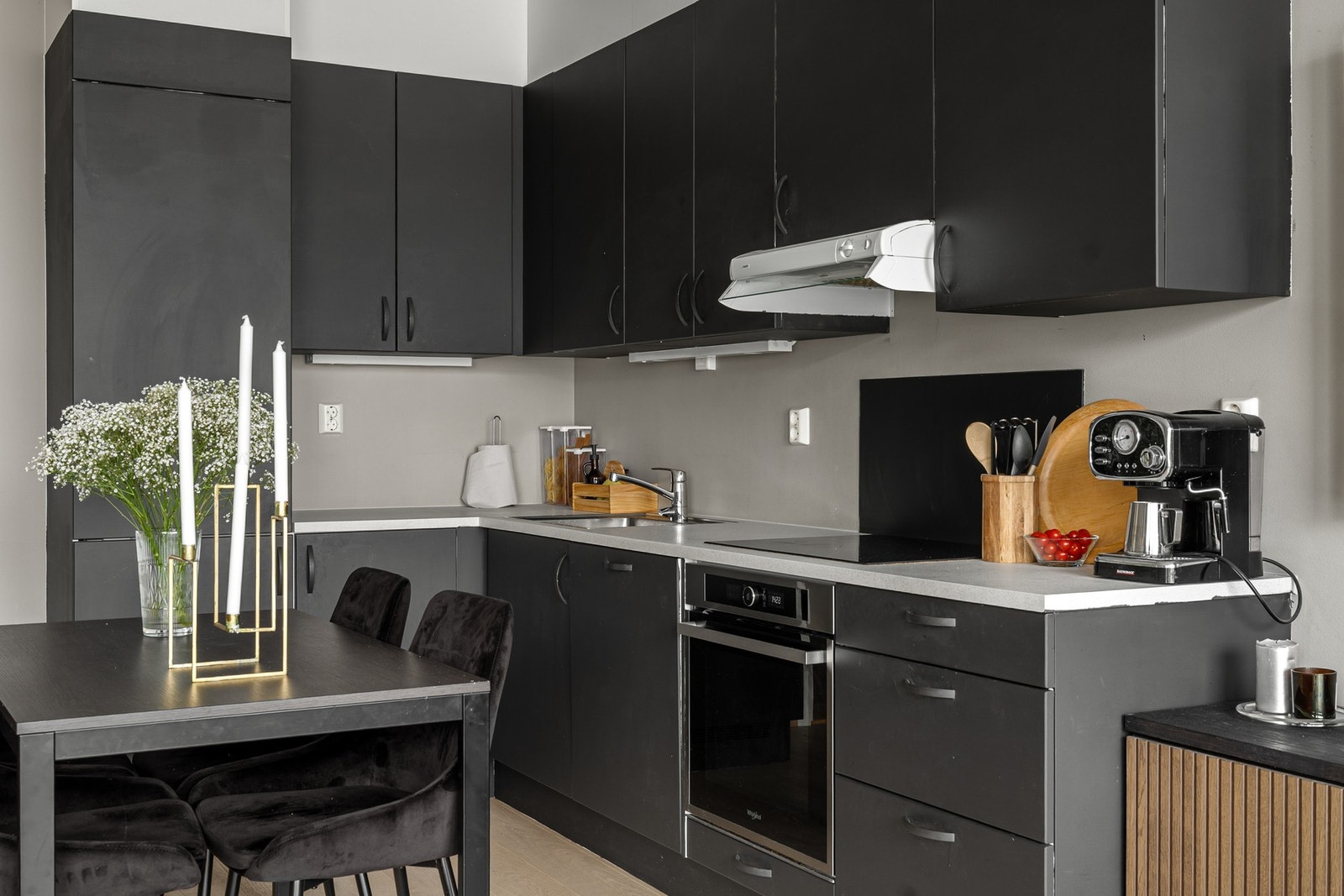 Integrerte hvitevarer medfølger og består av: stekeovn, nedfelt, induksjonstopp, oppvaskmaskin, kjøl og frys. Galleribilde