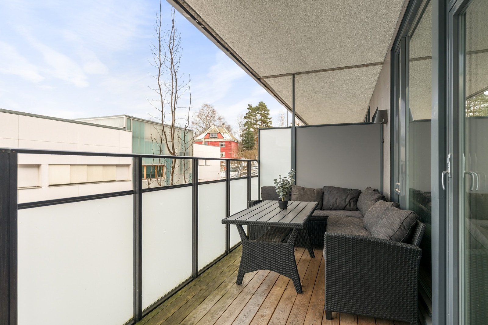 Leiligheten ligger i 2.
etasje på balkongsiden og med trappefri adkomst på
inngangsiden. Uteplass på hver side av leiligehten! Galleribilde