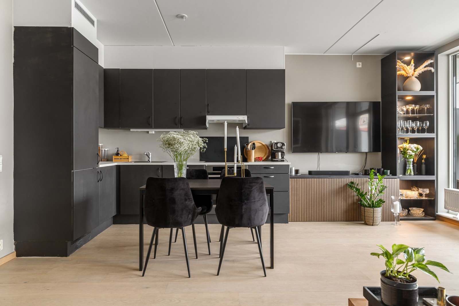 Grå Aubo kjøkkeninnredning med glatte fronter og laminat benkeplater. Galleribilde