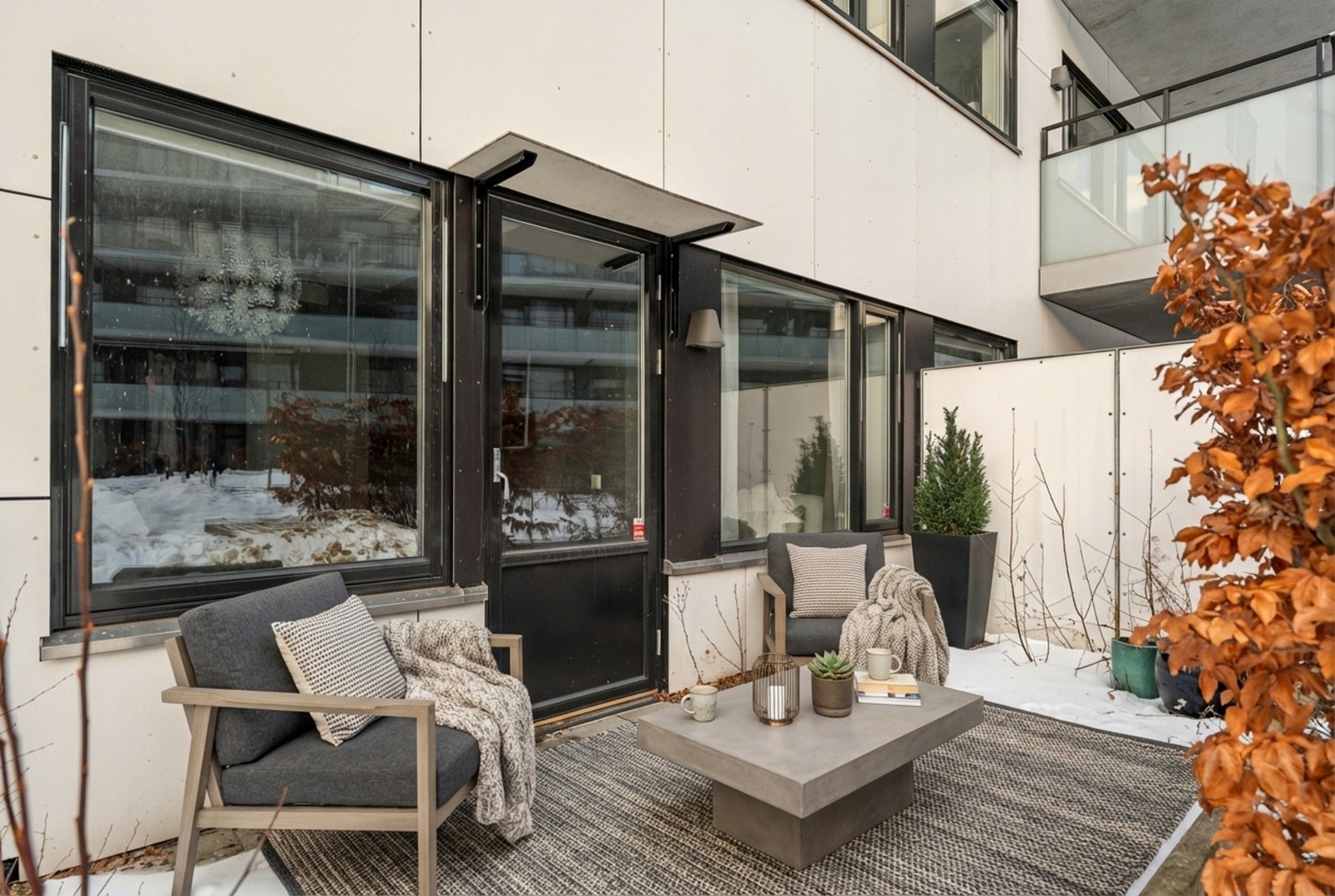 Markterrasse med betongheller på ca. 12 m² (AI-edited/møblert). Galleribilde