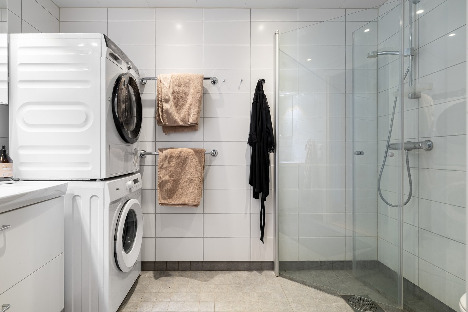 Helfliset bad med gulvvarme. Galleribilde