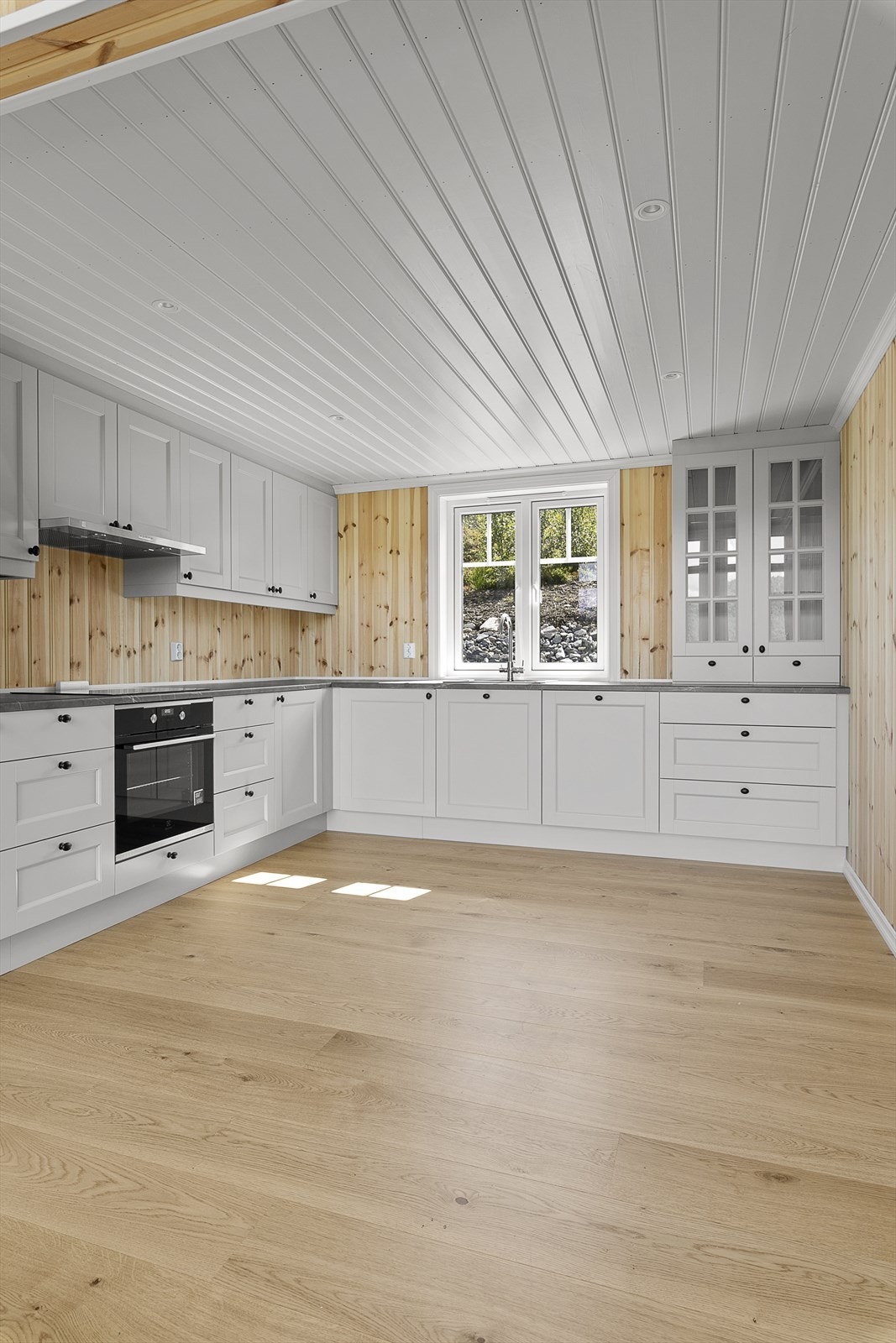 Utstyrt med integrerte hvitevarer, oppvaskmaskin, kjøleskap, komfyr og induksjonstopp. Galleribilde