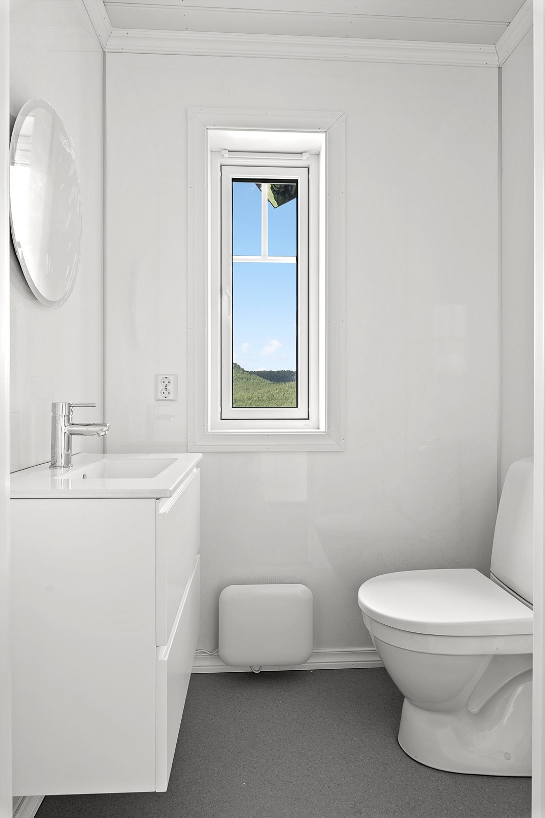 Toalettrom og bad har belegg på gulv og baderomsplater på vegger. Galleribilde