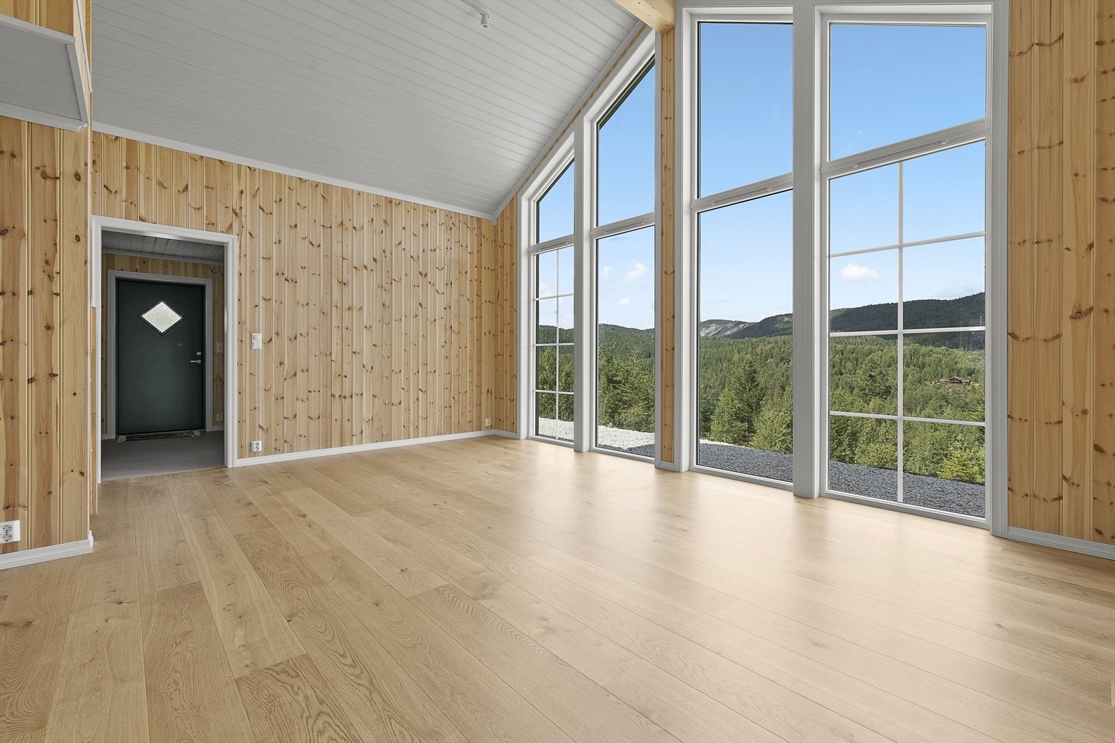 Stua har store vindusfelt mot nord som slipper inn godt med naturlig lys og flott utsikt. Galleribilde