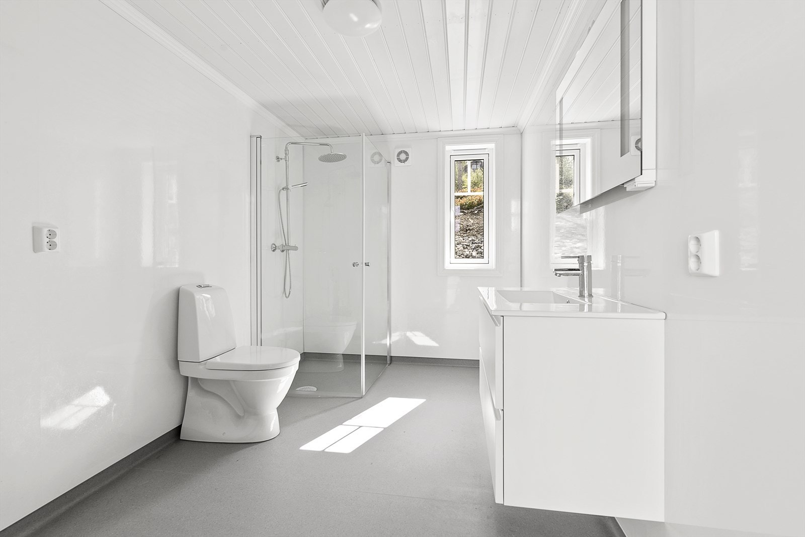 Badet har dusjhjørne med glass vegger. Galleribilde