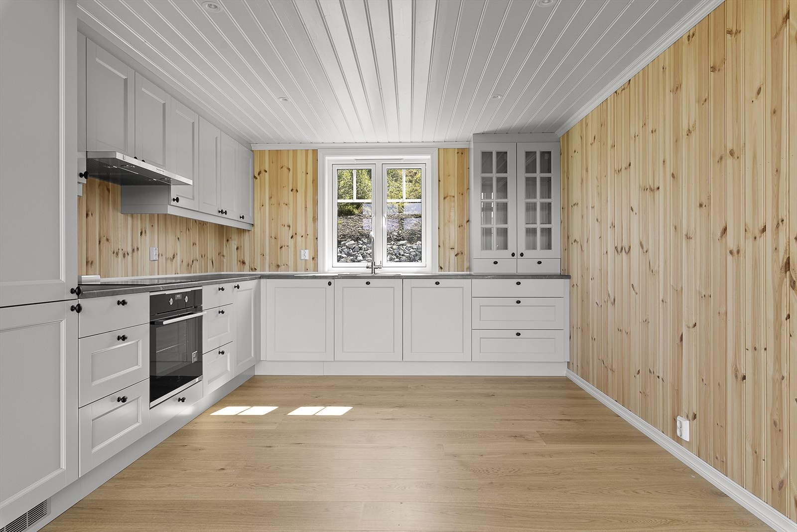 Kjøkkenet er fra Strai med profilerte fronter og laminert benkeplate. Galleribilde