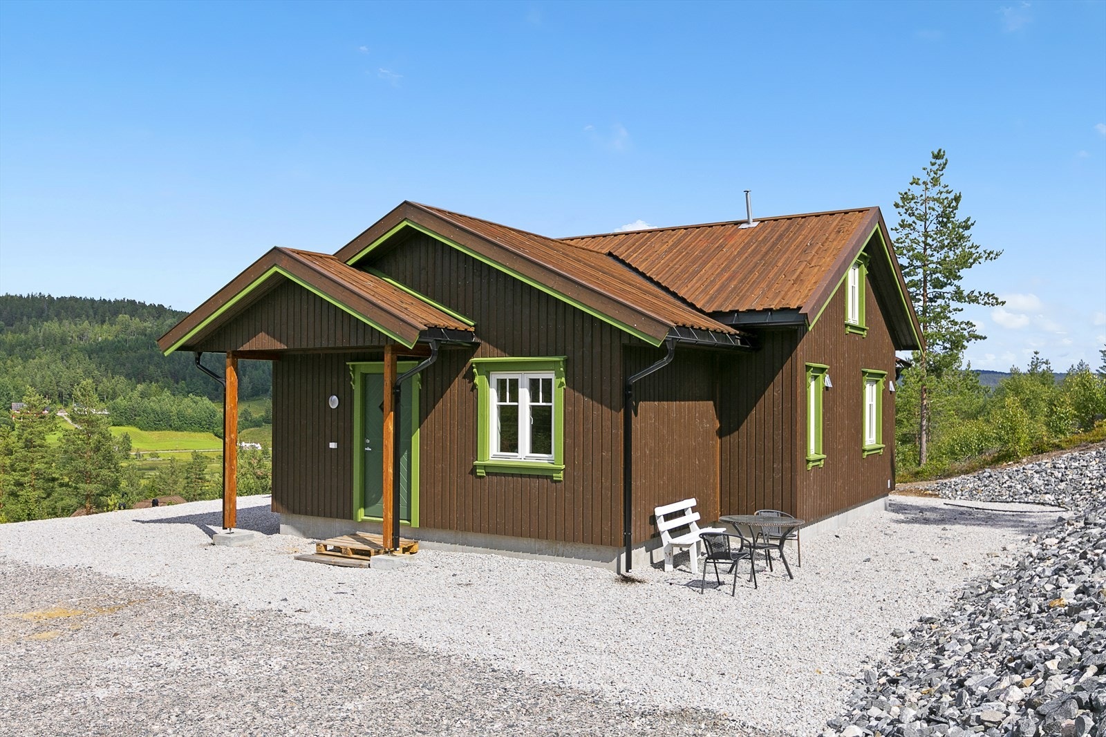 Tomten er planert i 2 nivåer, hvor det var planlagt bod/lysthus på nederste nivå. Øverste nivå hvor hytte og garasje er flat og fin tomt som er gruset opp. Galleribilde